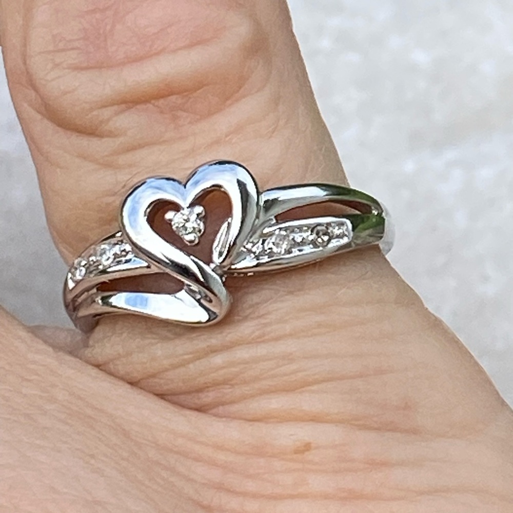Solid 10k white gold genuine diamond heart ring sz 6.75 Kay Jewelers stamped